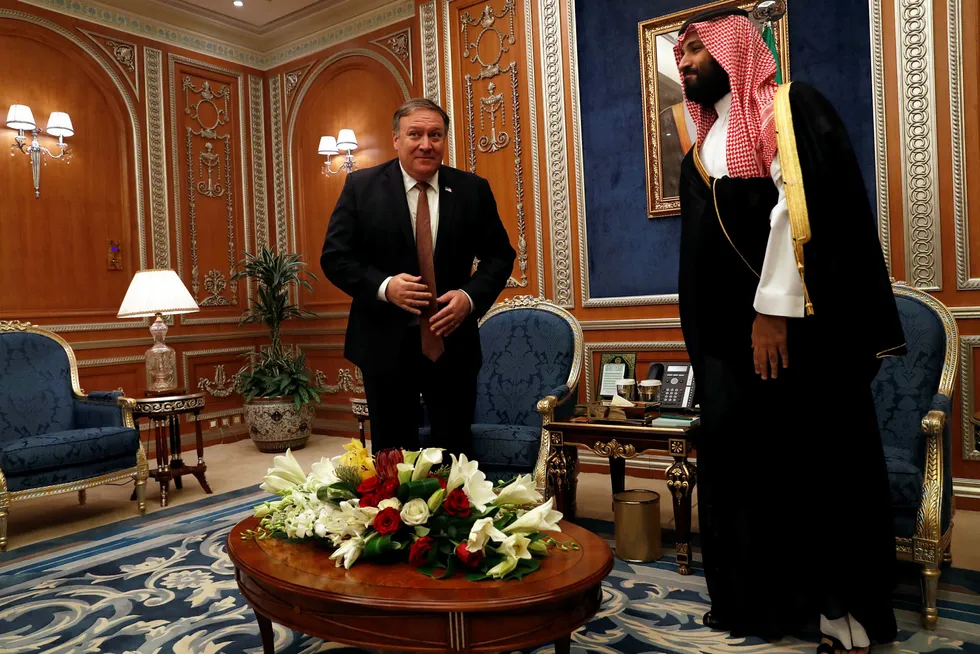USAs utenriksminister Mike Pompeo ble hasteutsendt til Saudi-Arabia for å ordne opp i krisen. Tirsdag møtte han kronprins Mohammed bin Salman i Riyadh.