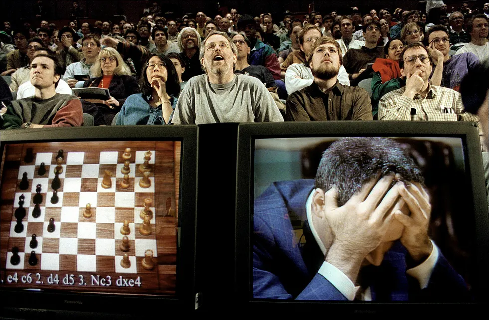 Mann mot maskin. Sjakkfans fulgte med på kampen mellom daværende verdensmester Garry Kasparov og IBMs superdatamaskin Deep Blue i New York i mai 1997. Foto: Stan Honda/AFP/NTB scanpix