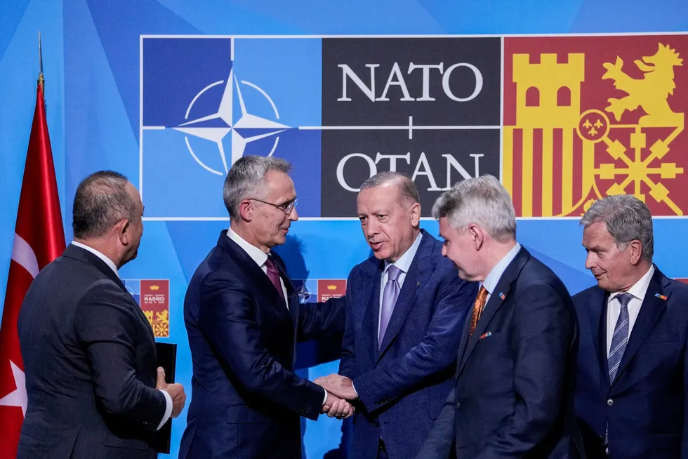 – Det gleder meg å kunngjøre at vi nå har en enighet som baner vei for at Sverige og Finland kan bli med i Nato, sier Nato-generalsekretær Jens Stoltenberg. Her i et håndtrykk med den tyrkiske presidenten Recep Erdogan.