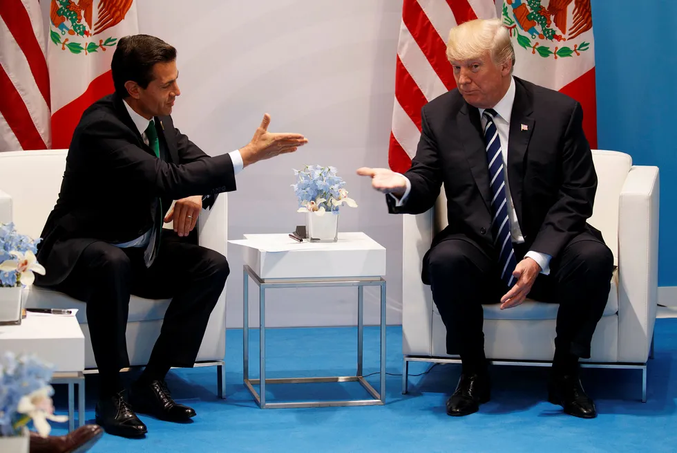 Mexicos president Enrique Peña Nieto (t.v.) møtte USAs president Donald Trump i Hamburg fredag. Foto: Evan Vucci / AP / NTB scanpix