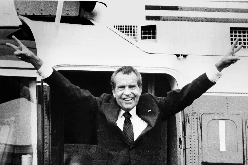 The End. Nixon på vei inn i helikopteret som skal frakte ham bort etter den dramatiske avgangen som USAs president 9. august 1974. Han tok et overraskende hjertelig farvel med sine nære medarbeidere. Foto: AP/NTB Scanpix