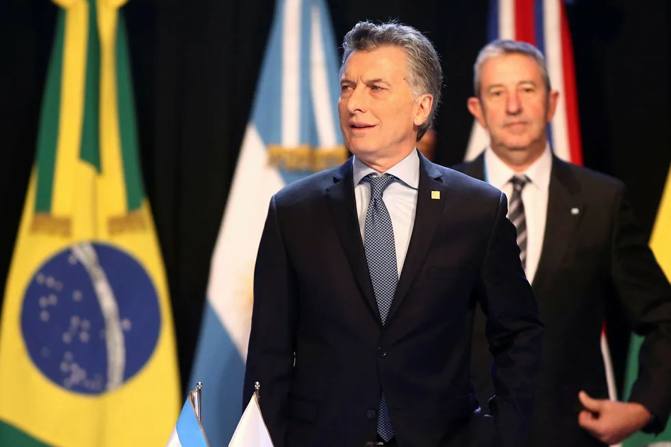 Argentina's president Mauricio Macri med senator Julio Cobos. Argentina topper listen over høye styringsrenter. Foto: MARCOS BRINDICCI