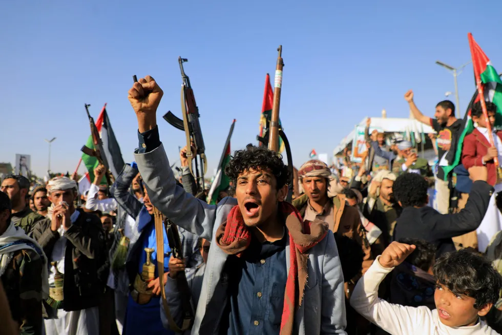 Demonstranter i Jemens houthikontrollerte hovedstad Sanaa etter de amerikanske angrepene natt til fredag.