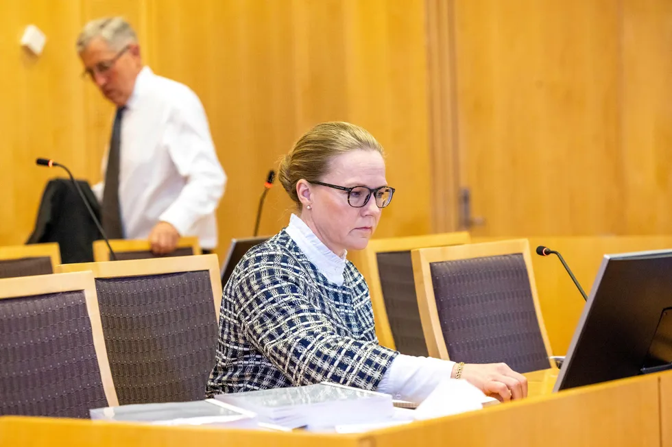 Mangeårig leder i Oljefondet, Elisabeth Bull Daae, saksøker fondet for usaklig oppsigelse. Her i retten med sin advokat Sigurd Knudtzon.