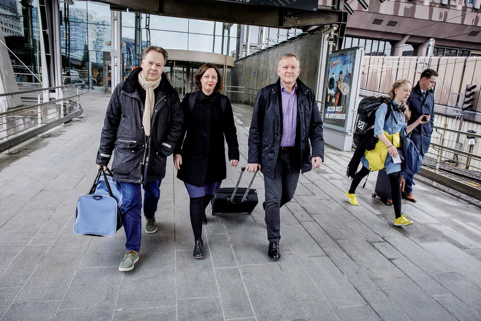 Mikkel Friis (fra venstre), Karin Yrvin og Øyvind Thorsen er på vei fra Oslo S til Gardermoen for å rekke en Norwegian-flyvning til Stavanger. Foto: Gunnar Blöndal