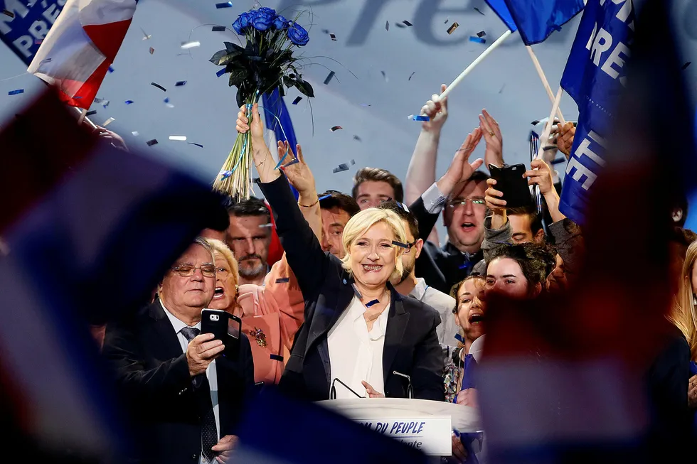 Marine Le Pen og partiet hennes Front National har lovet å melde Frankrike ut av hele eurosamarbeidet dersom hun vinner det franske valget. Foto: Bob Edme/AP/NTB Scanpix