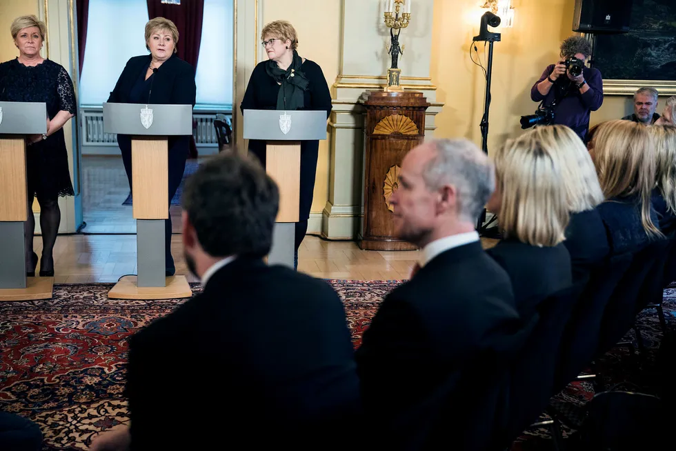 Erna Solberg, Siv Jensen og Trine Skei Grande har pressekonferanse i Statsminister boligen. Forrand sitter alle statsrådene med nye jobber. Foto: Per Thrana