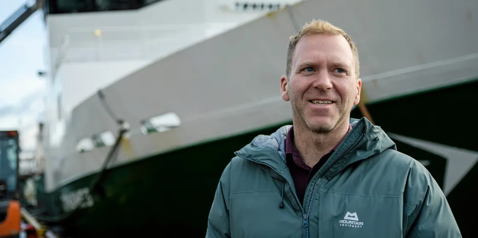 Tommy Torvanger er konsernsjef i fiskerikonsernet Nergård. Bak ser vi tråleren «Tøsnes», som nå er solgt. I desember får selskapet derimot en flunkende ny en.