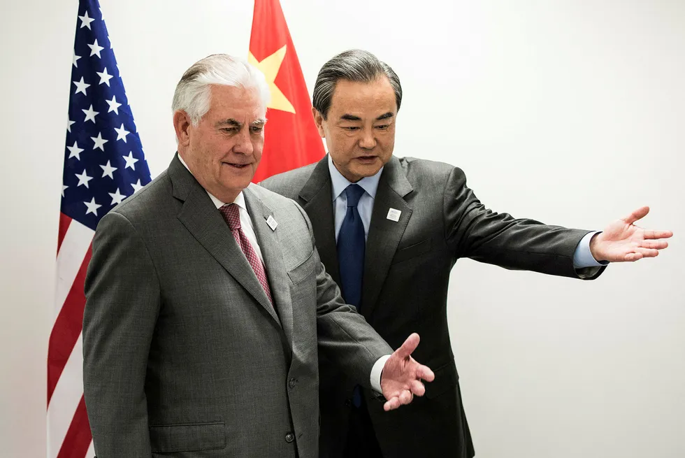 USAs utenriksminister Rex Tillerson og den kinesiske utenriksministeren Wang Yi møtes i forbindelse med et G20-møte i Bonn fredag. Foto: Brendan Smialowski