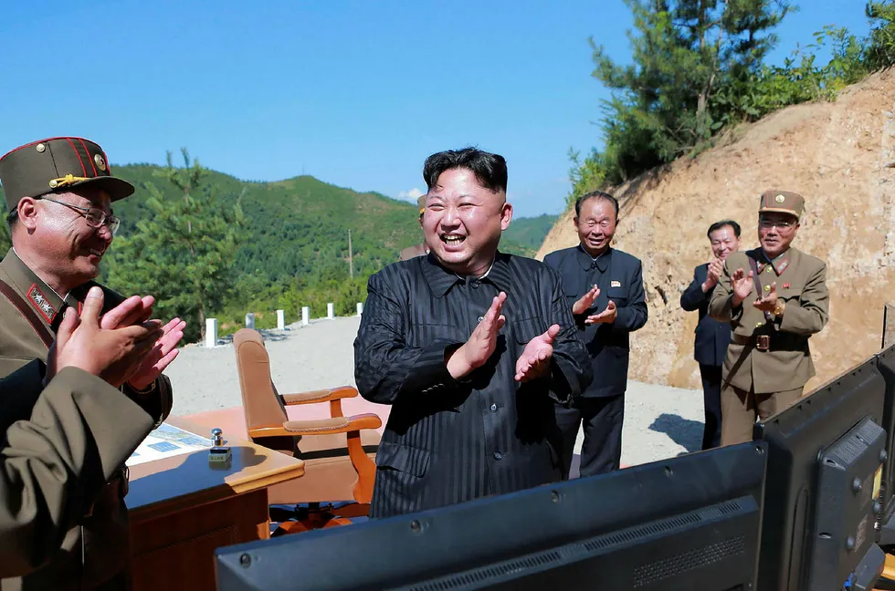På mange måter gikk verden i gal retning i 2017. Kim Jong-un sendte opp langdistanseraketter, og FNs generalsekretær António Guterres mener bekymringene for atomvåpen er på sitt dypeste siden den kalde krigen. Foto: STR/AFP/NTB Scanpix