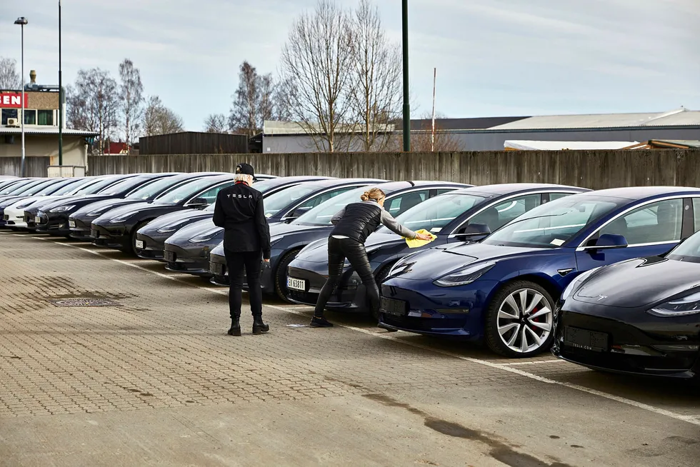 To Tesla-ansatte klargjør en av de 7026 bilene registrert i Norge i første kvartal. Mange av bilene ble utlevert fra Norges Varemesse på Lillestrøm i slutten av mars. S