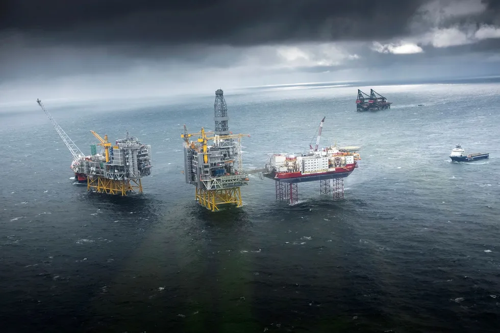 Her ses gigantfeltet Johan Sverdrup ute i Nordsjøen. SSB venter lavere vekst i oljeinvesteringene.