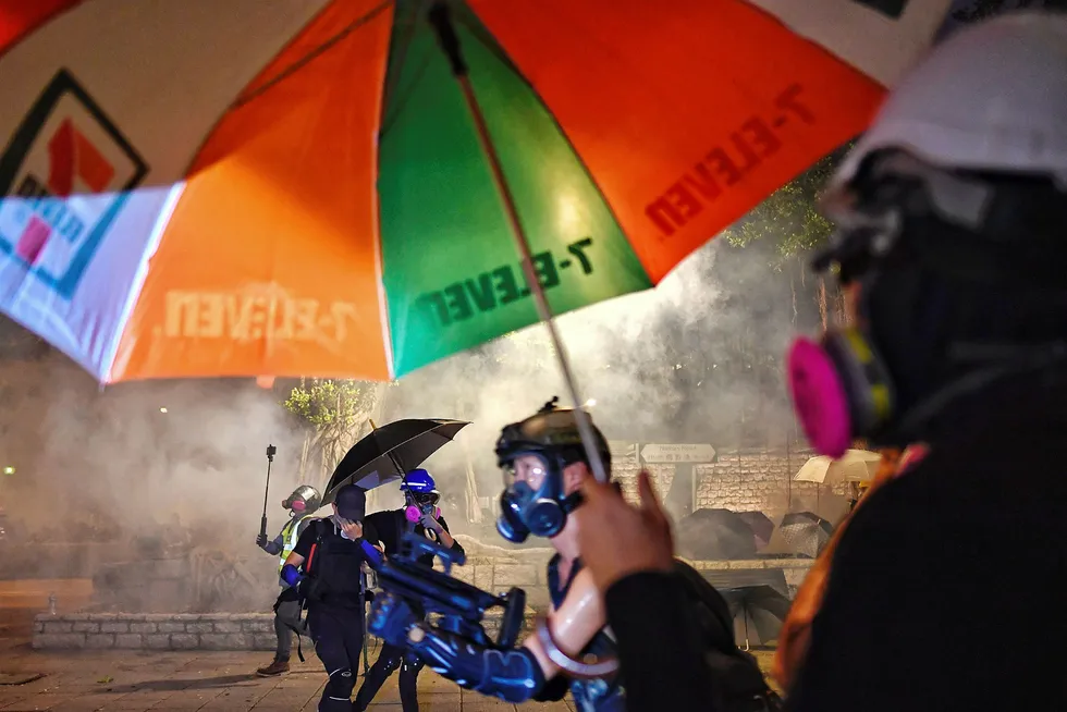 Både politi og demonstranter i Hongkong anklages for uakseptabel voldsbruk. Her bruker politiet tåregass for å spre demonstrantene utenfor politistasjonen Tsim Sha Tsui.