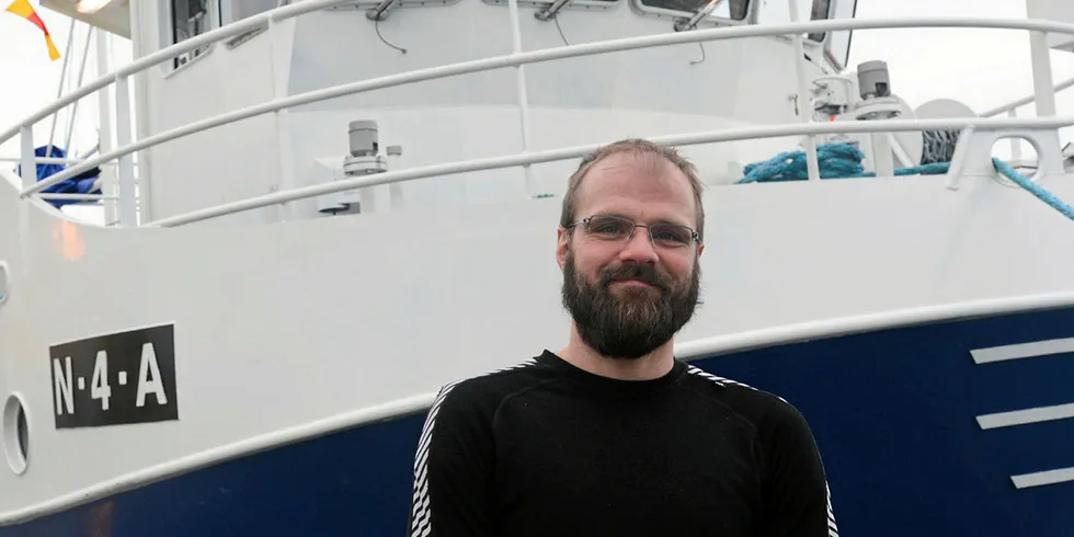 FORNØYD: Reder Andreas Hanssen er så langt fornøyd med nybåten. Men det er nå alvoret starter, og Hanssen er utålmodig etter å kunne sette kursen mot fiskefeltene utenfor Andenes.