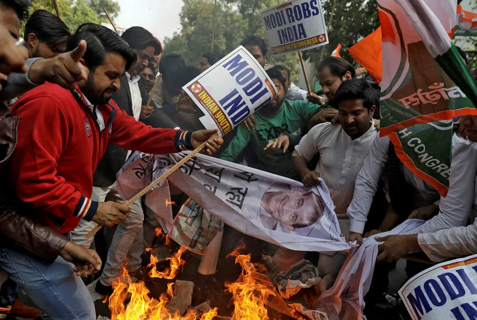 Ungdomsfløyen i det indiske Kongresspartiet, som er i opposisjon, har demonstrert i indiske byer og brent bilder av milliardæren Nirav Modi, som er mistenkt for å stå bak tidenes største banksvindel i India. Foto: Saumya Khandelwal/Reuters/NTB Scanpix