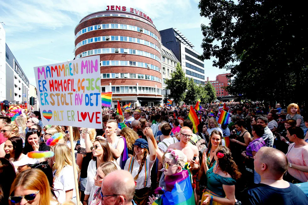 40.000 mennesker møtte opp i fjorårets Pride-parade i Oslo. Årets versjon finner sted på lørdag. Foto: Audun Braastad/NTB scanpix