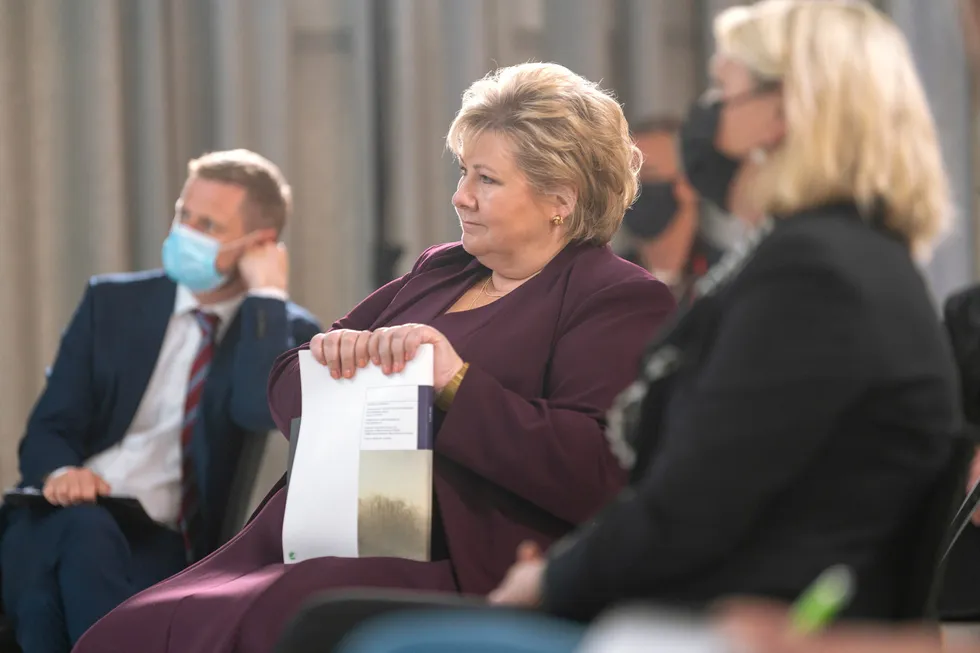 Statsminister Erna Solberg med sluttrapporten fra koronakommisjonen i går etter overrekkelsen.