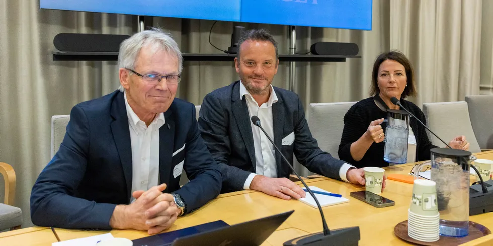 Fra venstre Kjell Bjordal, Geir Ove Ystmark og Line Ellingsen i Sjømat Norge under høringen om grunnrenteskatt på havbruk tidligere i vår.