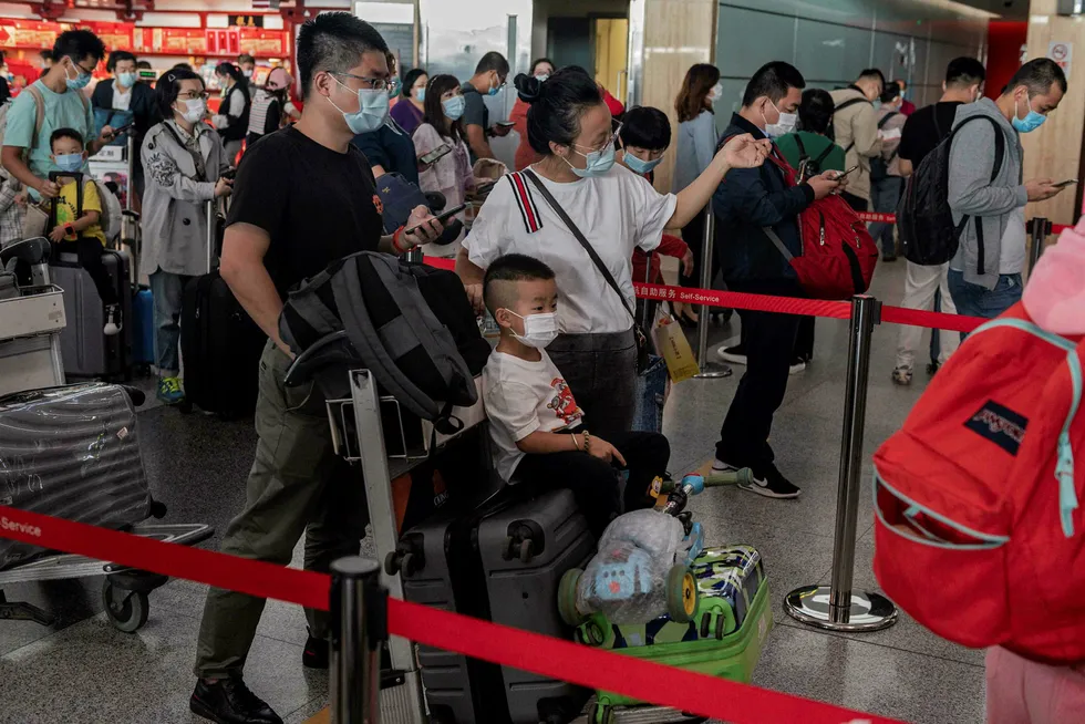 Den neste uken vil kinesere avlegge 600 millioner reiser i forbindelse med «Golden Week». Luksushoteller opplever høy etterspørsel og har skrudd prisene i været. Passasjertrafikken hos flyselskapene er i ferd med å normaliseres. Her fra Beijings Capital International Airport på onsdag.