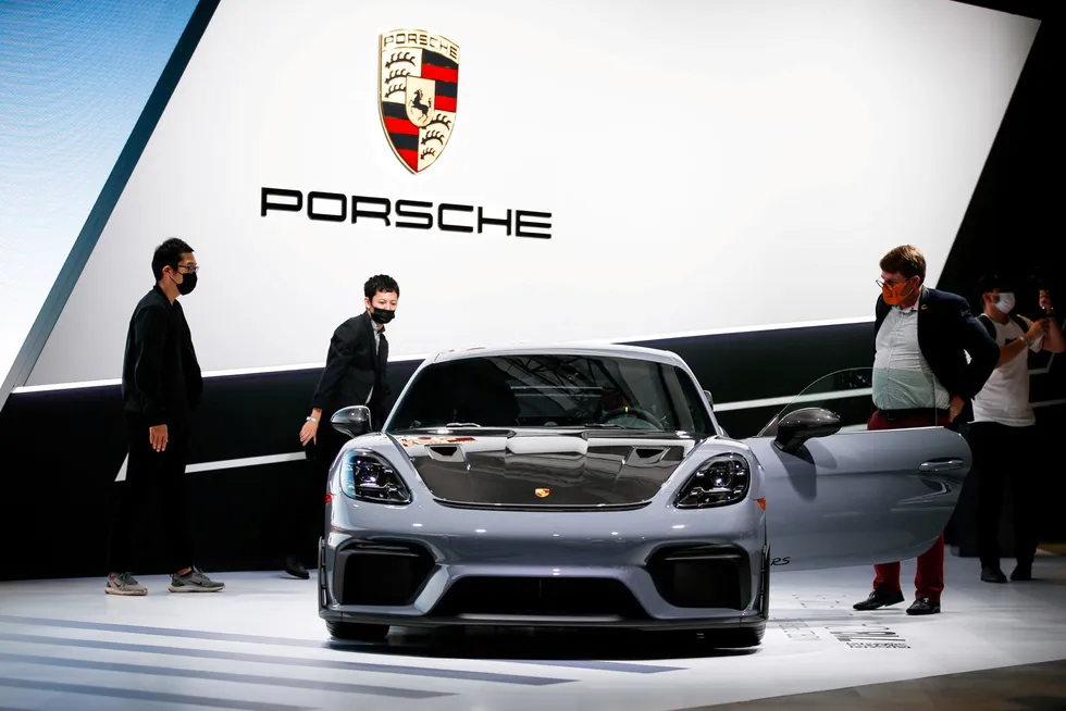 Luksusbilmerket Porsche er i ferd med å børsnoteres. Selskapet kontrolleres i dag av Volkswagen AG. Her fra en bilutstilling i Los Angeles i 2021, med Porsche-modellen 718 Cayman GT4 RS.