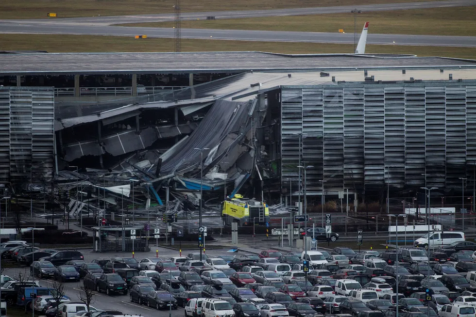 Deler av parkeringshuset raste sammen etter brannen på Stavanger lufthavn Sola.