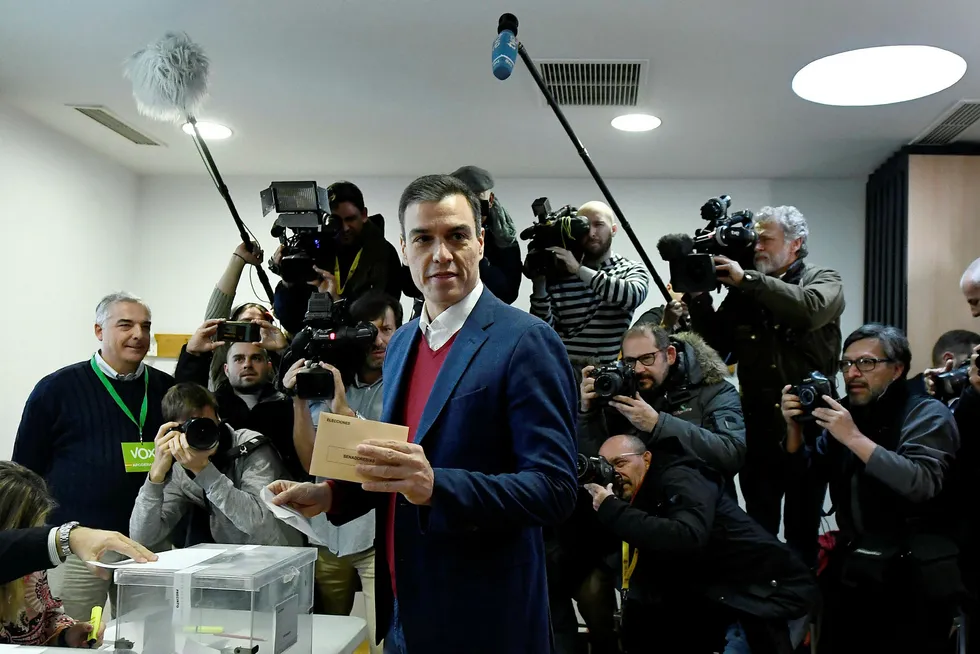 Sosialdemokraten Pedro Sánchez kan bli sittende som fungerende statsminister i en ny mindretallsregjering. Her stemmer han i Madrid tidlig søndag.
