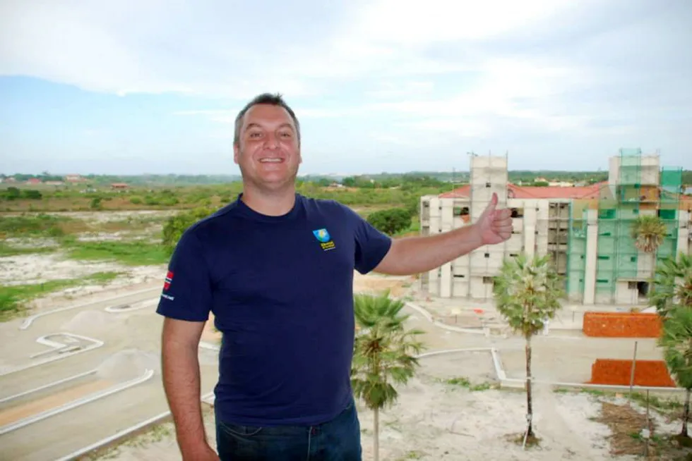 André Stenseng Aalen står bak Brasil Invest as. Her er han avbildet foran et eiendomsprosjekt i Brasil, som er lagt ut på deres Facebook-side. Selskapet bruker siden til markedsføring.