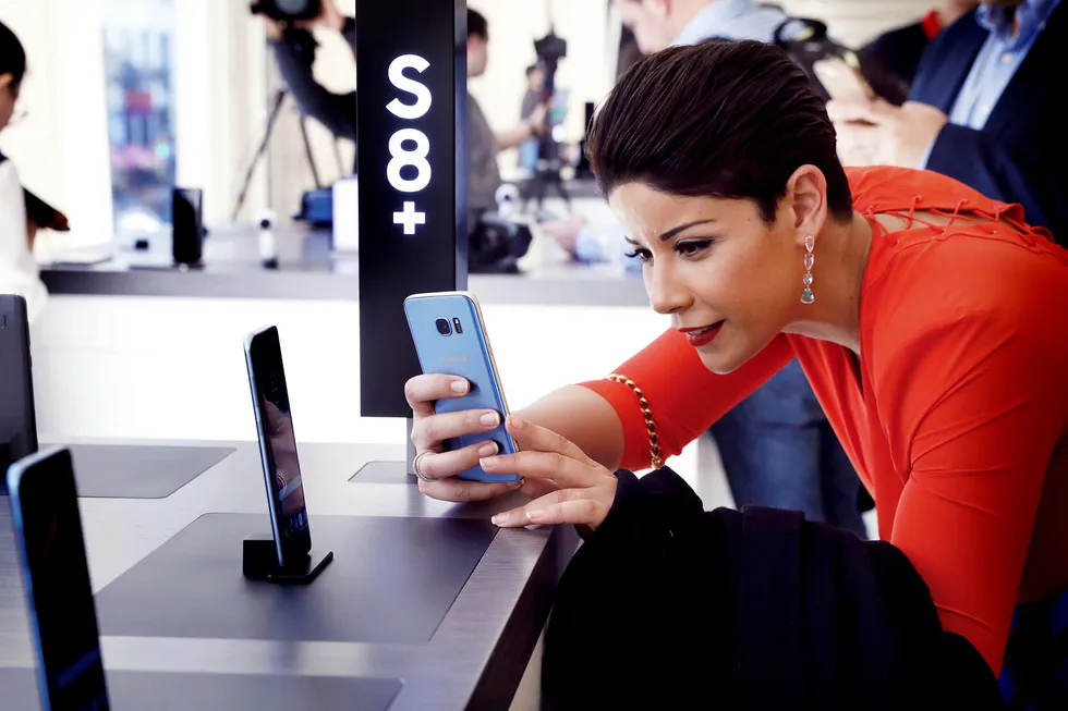 En kvinne tar bilde av den nye Samsung Galaxy S8-modellen med fjorårsmodellen Galaxy S7 under lanseringen i New York City på onsdag. Foto: Brendan McDermid/Reuters/NTB scanpix