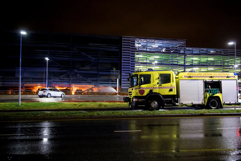 Deler av parkeringshuset på Stavanger lufthavn Sola har kollapset, og flytrafikken er stengt.