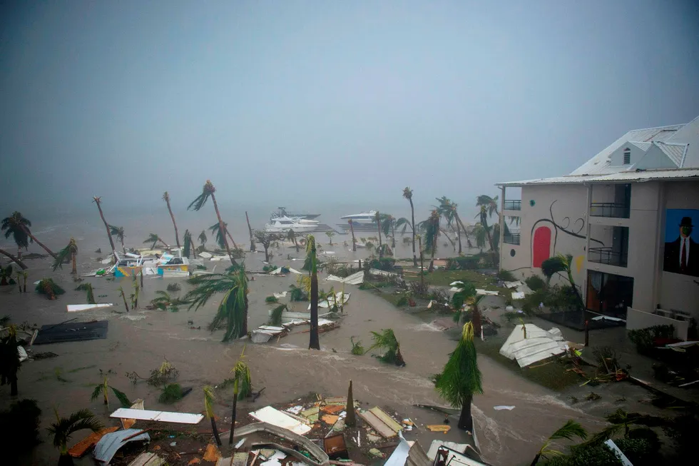 Rapporter fra storulykker og katastrofer blir ofte skrevet på en lite systematisk måte, og det gjør det vanskelig å bruke rapportene til systematisk forbedringsarbeid for å unngå samme feil eller problemer neste gang noe skjer, skriver artikkelforfatterne. Slik så det ut etter at orkanen Irma passerte franske Saint-Martin i Karibia i september 2017. Foto: Lionel Chamoiseau/AFP/NTB Scanpix