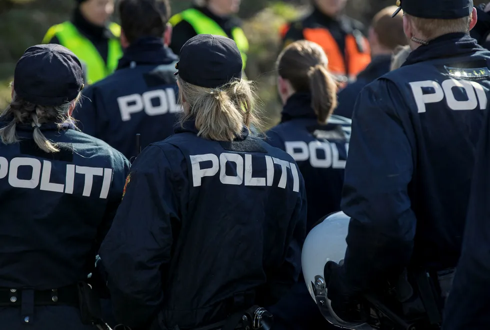 Svenskene vurderer nå å utnytte overskuddet på politiutdannede i Norge.
