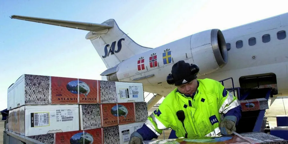 Fiskeeksport fra Norge til utlandet en tidlig morgen på Gardermoen. En stor del av eksportvektsten for norsk sjømat kan takkes svak norsk krone.Arkivfoto: Per Ståle Bugjerde