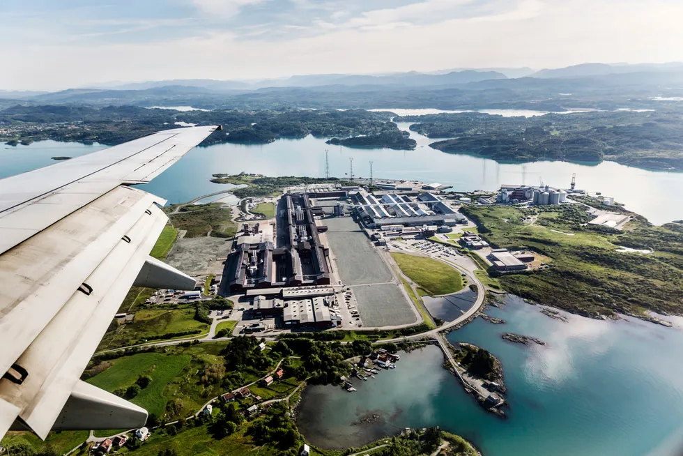 Norsk bnp har steget siden august. Avbildet er en Hydro-fabrikk på Karmøy.