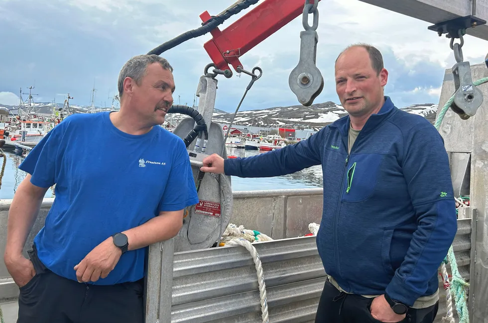 Båtsfjord-fisker Finn Tore Frantzen og Freddy Kristiansen om bord på 10,99 meter lange «Solheim». Finn Tore Frantzen har hybridsjarken «Sundsbøen».