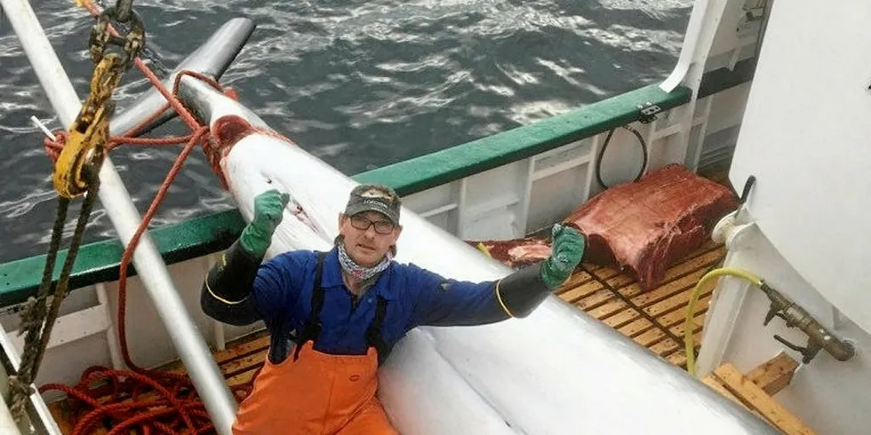 En fornøyd Jon Arne Markussen om bord på «Åse Karin». Til nå har de skutt ni dyr.Foto: Leif Ole Olavsen/«Åse Karin»