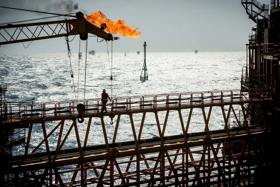 Oljeprisen har falt 37 prosent siden den toppet 86 dollar 3. oktober. Analytiker Oddvar Bjørgan tror oljeprisen skal oppover. Her fra en oljeplattform i Persiabukten utenfor Lavan-øya i Iran.