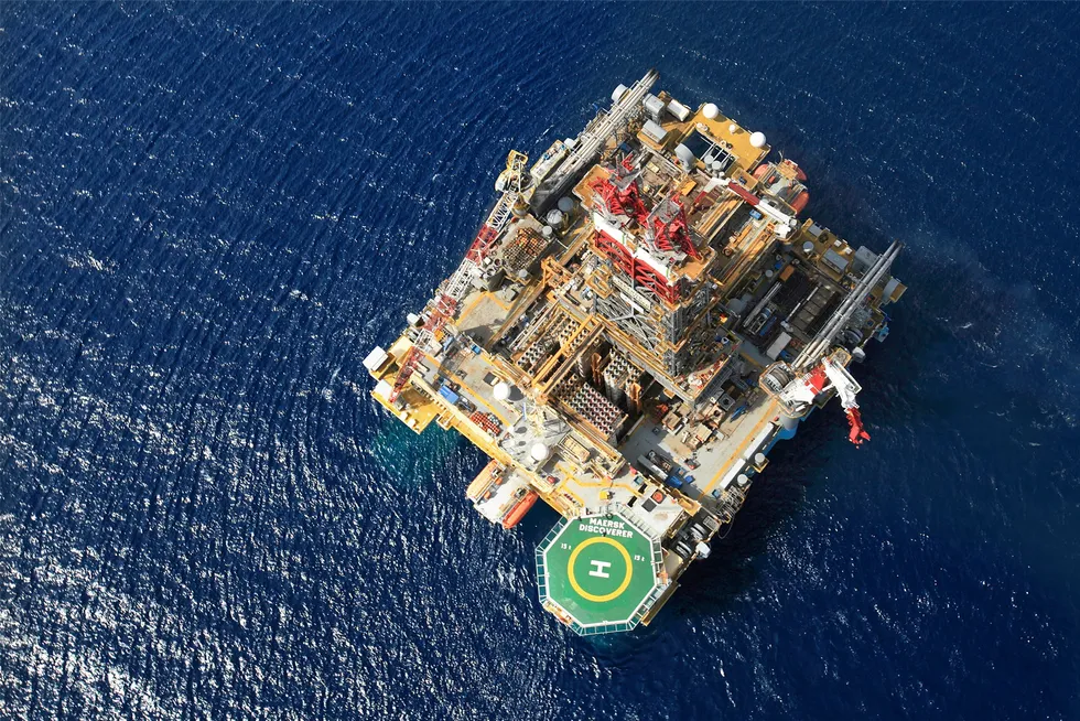 On route : the Noble Corporation semi-submersible drilling rig Noble Discoverer
