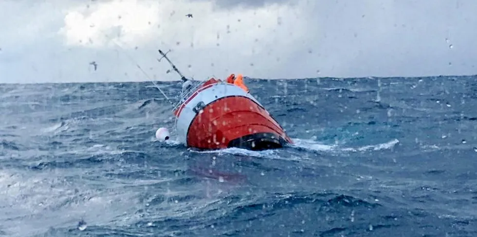 Hvert år mister vi folk på sjøen, og derfor er det på høy tid med en nullvisjon for omkomne til sjøs. Bildet fiskebåten «Iselin» forliste ved Lofotodden i Lofoten 28. mars 2017. De tre fiskerne om bord ble berget.