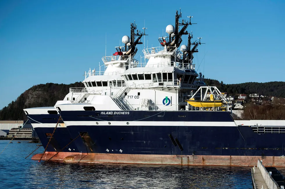 Ansatte i Island Offshore mister heller jobben enn tariffavtalene sine etter oppkjøp. På bildet supplybåter fra Island Offshore i opplag i Ulsteinvik.
