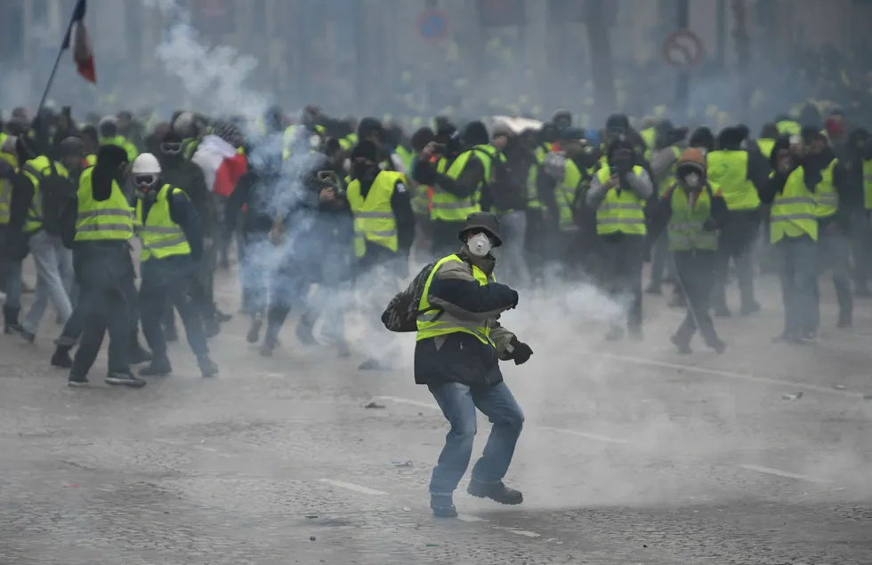 Analyser fra tenketanken German Marshall Fund viser at prorussiske twitterkontoer den siste tiden har sirkulert påstander om at fransk politi i realiteten støtter demonstrantene som har tatt til gatene i flere franske byer lørdag. Her fra Paris.