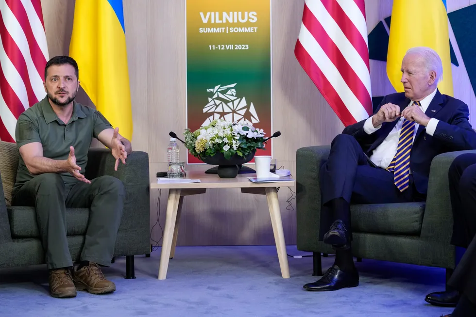 President Volodymyr Zelenskyj skapte irritasjon hos president Joe Biden på Nato-toppmøtet i Vilnius i fjor.