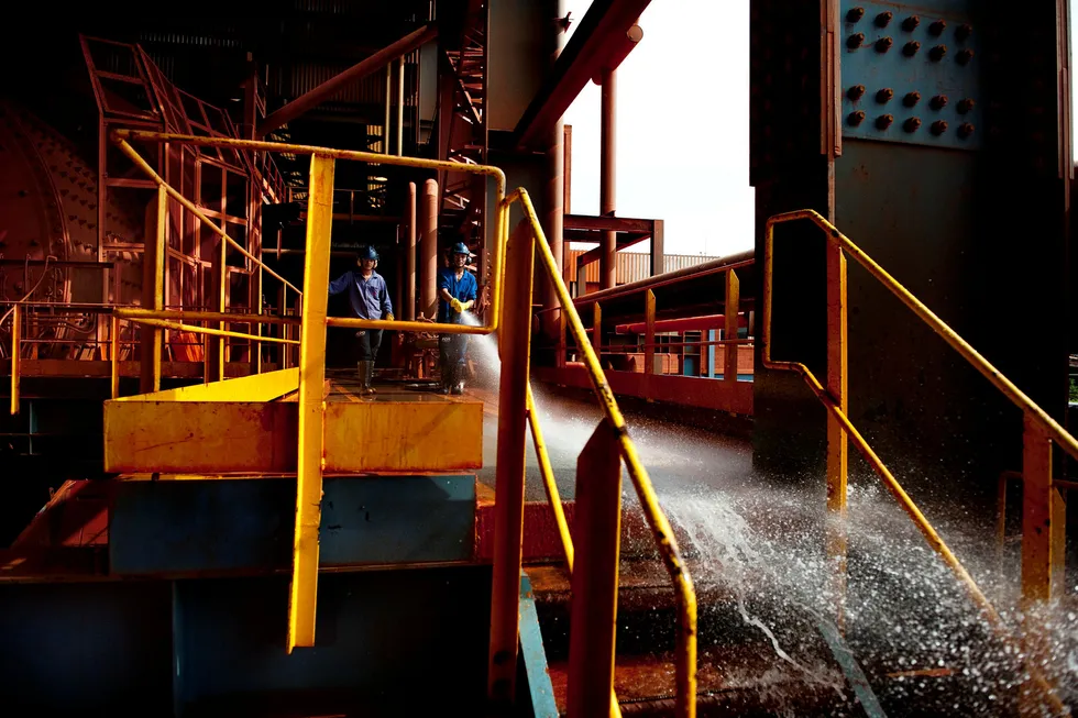 Hydro har fullført oppkjøpet av en av verdens største Bauxitt gruver, Paragominas i Brasil. Mekanikere tar seg en liten pause. Foto: Thomas Haugersveen