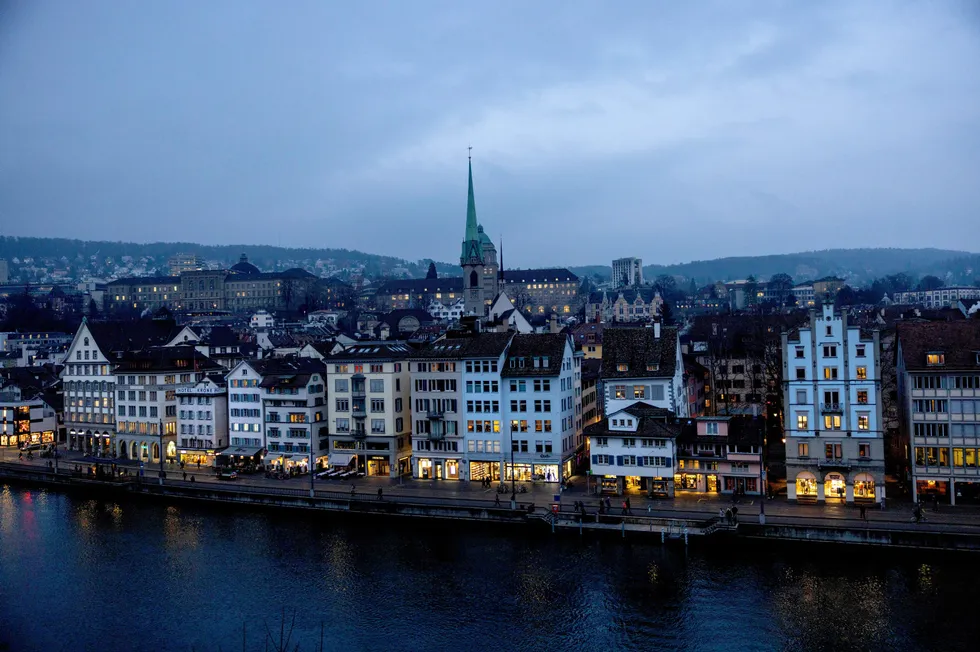 Nordmenn har mykje pengar i utlandet. Som andel av bnp har det dobla seg dei siste to tiåra, skriv Annette Alstadsæter. Bildet: Zürich i Sveits.