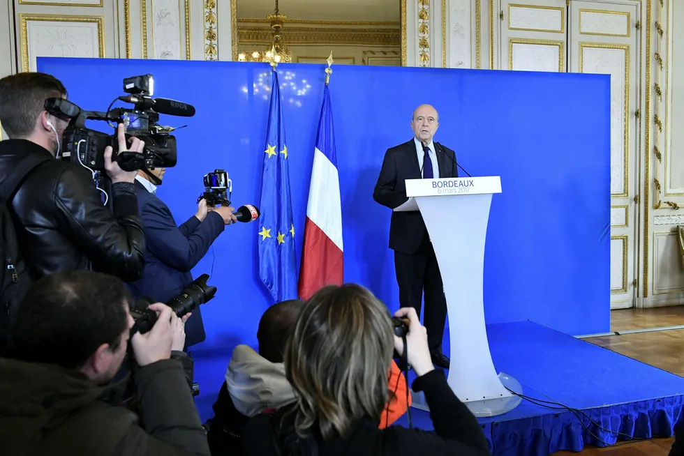 Alain Juppe, her avbildet under mandagens pressekonferanse der han avviste at han vil ta sin partifelle Fracois Fillons plass som Republikansernes presidentkandidat i det kommende valget. Foto: MEHDI FEDOUACH/AFP/NtB SCANPIX