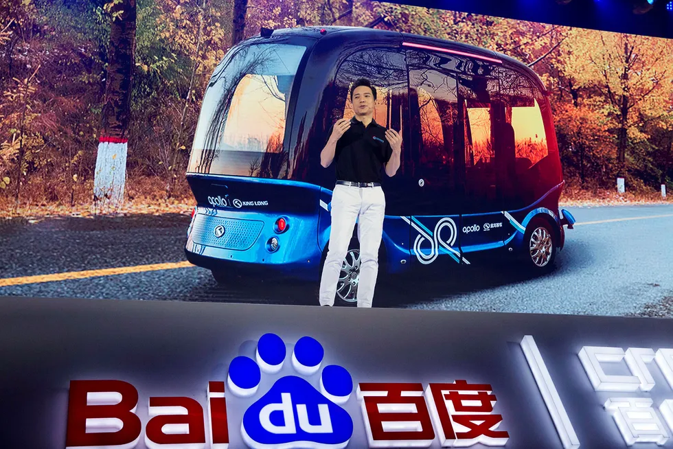 Baidus grunnlegger og konsernsjef Robin Li forsøker å gjøre selskapet verdensledende på kunstig intelligens. Selskapet utvikler førerløse kjøretøy og skal også konkurrere med tolker med en ny oversettelsestjeneste som skal forutsi hva som blir sagt.