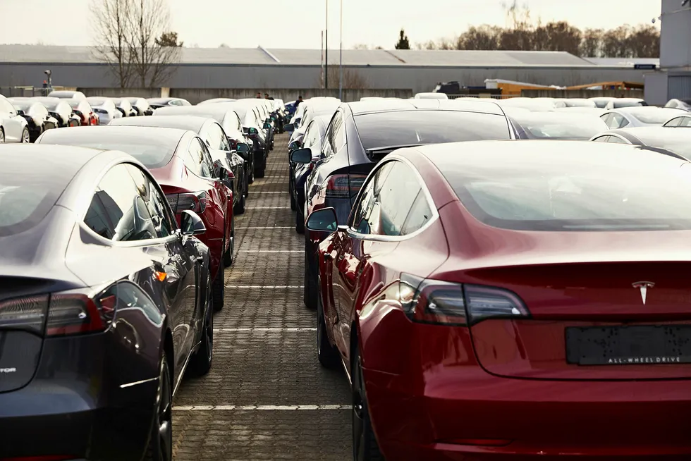Siste helgen i mars så det slik ut utenfor Norges Varemesse på Lillestrøm. Tesla leverte ut biler på løpende bånd.