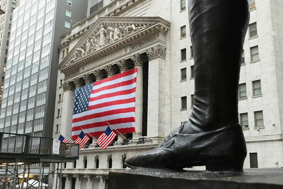 Wall Street har vært gjennom en volatil uke. Her fra utenfor New York Stock Exchange.