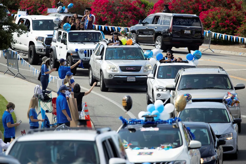 Avgangsstudenter ved California State University San Marcos feirer med en bilparade gjennom campus.