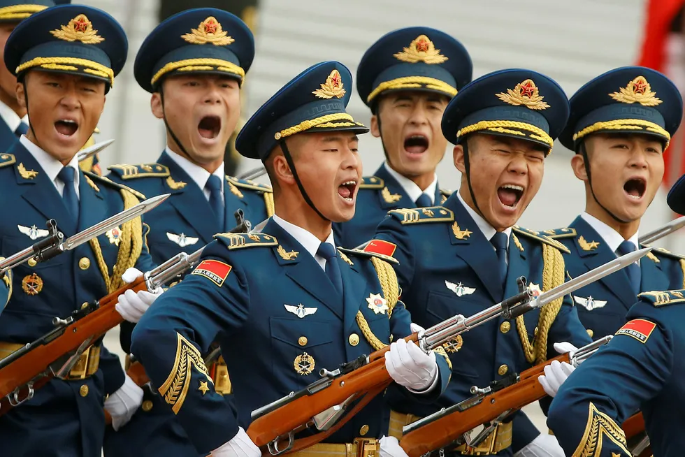 Kina advarer om mer press og utforfordringer i konakten med USA. Biildet viser kinesiske soldater under velkomstsermonien for Donald Trump i Beijing i november. Foto: Thomas Peter/Reuters/NTB scanpix