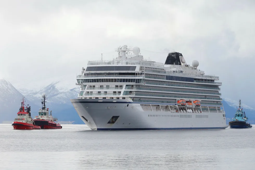 En rekke rederier har bestilt luksuscruiseskip for over 100 milliarder kroner. Blant dem er Torstein Hagens Viking Cruises, her med Viking Sky som ankommer Molde etter problemene som oppsto ved Hustadvika.
